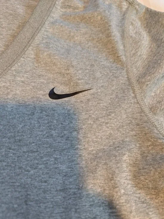 Nike Dri-Fit V Neck Grey Tshirt Medium - Picture 3 of 3